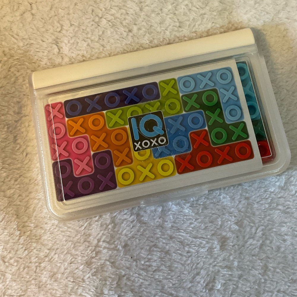 IQ XOXO educational puzzle travel kanoodle